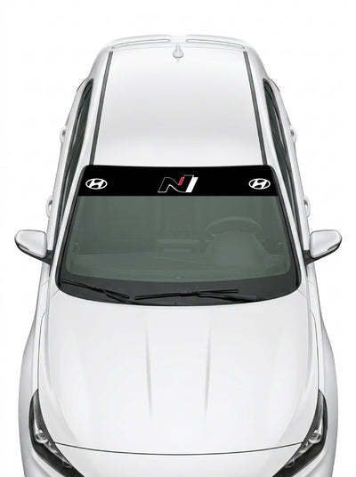 Parasol de vinilo Hyundai N negro con el logo N centrado entre dos emblemas, instalado en el parabrisas de un Hyundai blanco