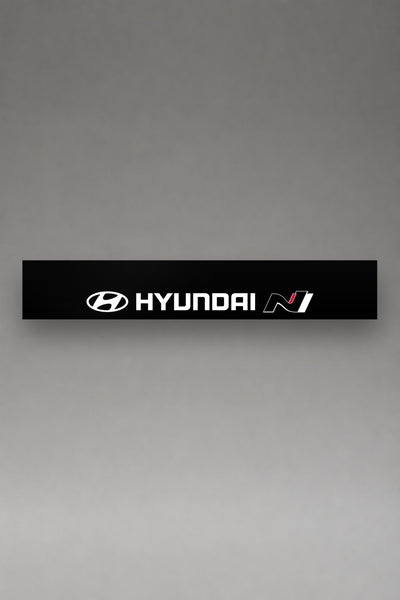 Parasol de vinilo Hyundai N Performance · Composición Triple H N, la tira entera de 150 x 25 cm vista de frente, de MOA-Grafics.