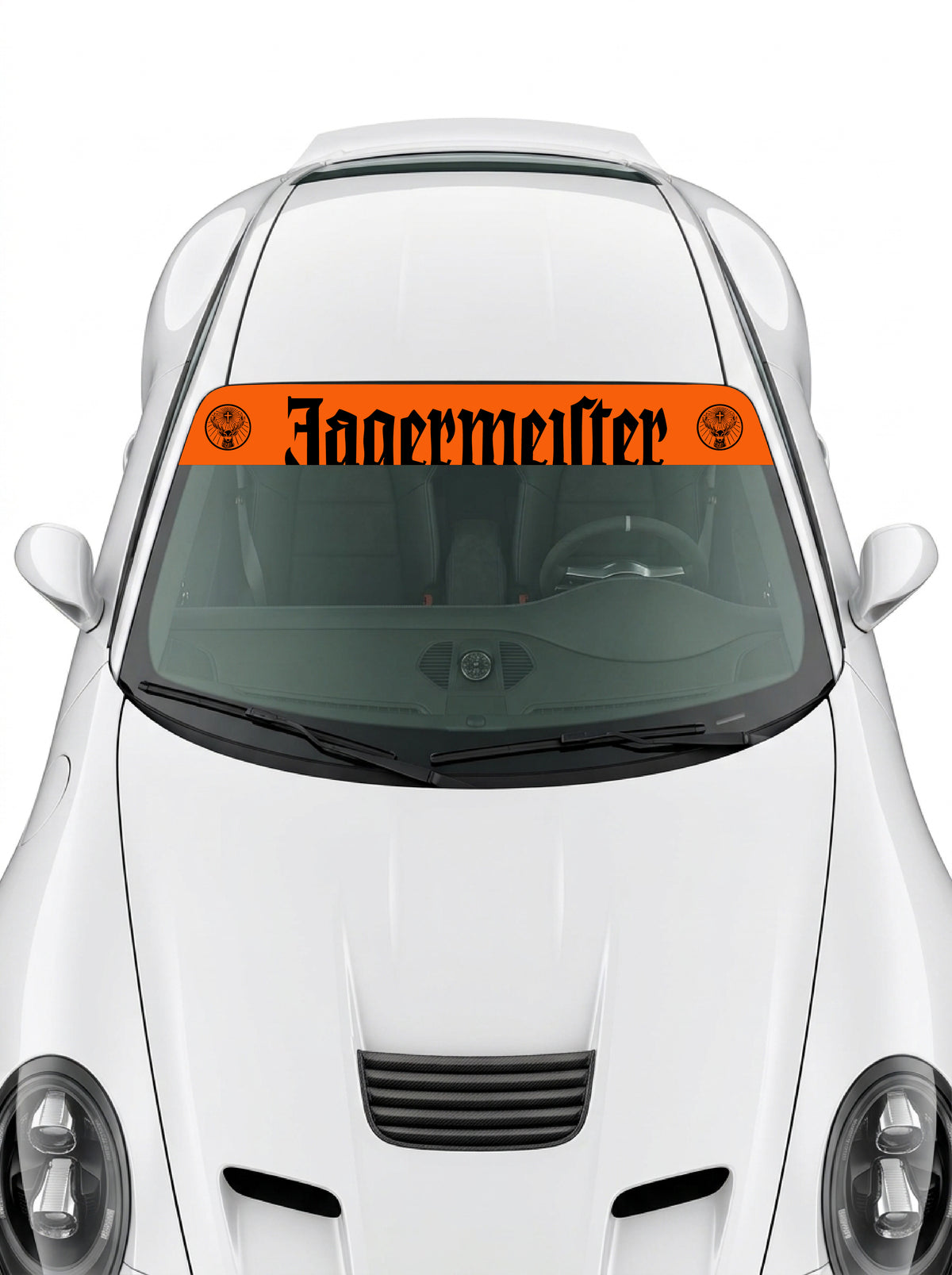 Coche con el parasol de vinilo Jagermeister naranja con el lettering en negro y el escudo del ciervo a los dos lados instalado en el parabrisas