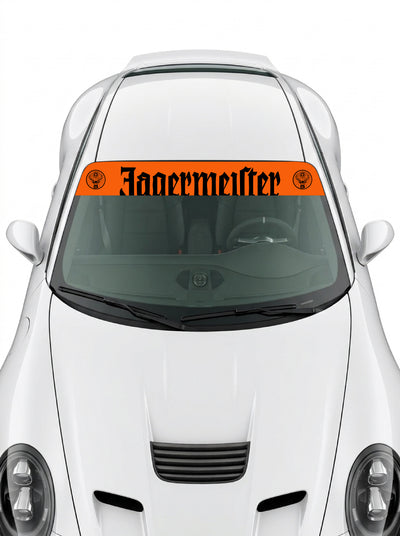 Coche con el parasol de vinilo Jagermeister naranja con el lettering en negro y el escudo del ciervo a los dos lados instalado en el parabrisas