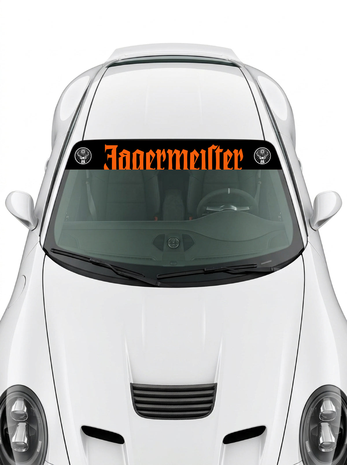 Coche con el parasol de vinilo Jagermeister negro con el lettering en naranja y el escudo del ciervo a los dos lados instalado en el parabrisas