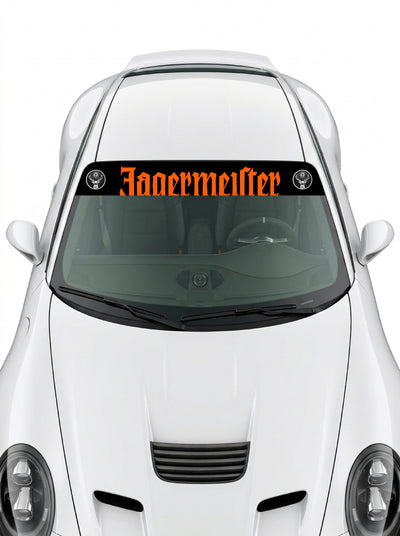 Coche con el parasol de vinilo Jagermeister negro con el lettering en naranja y el escudo del ciervo a los dos lados instalado en el parabrisas