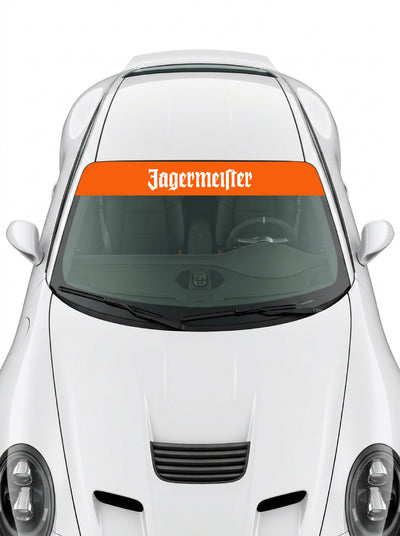 Coche con el parasol de vinilo Jagermeister naranja con el lettering Jagermeister en blanco instalado en el parabrisas