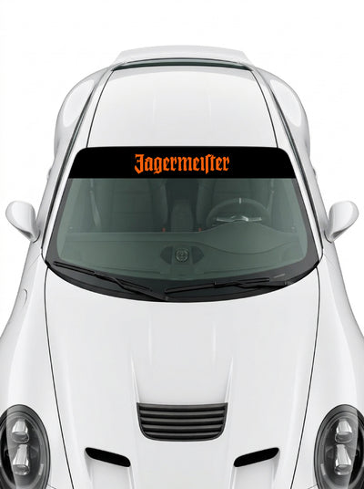Coche con el parasol de vinilo Jagermeister negro con el lettering Jagermeister en naranja instalado en el parabrisas