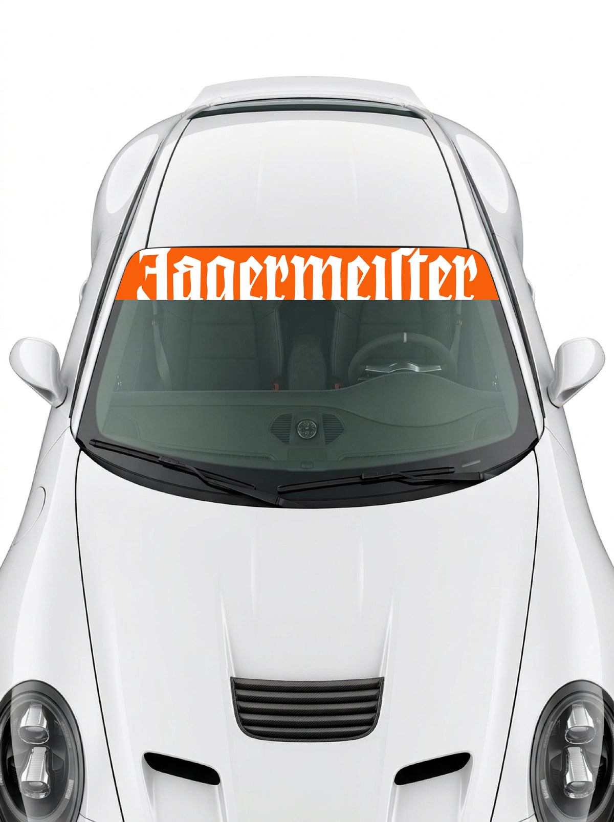 Coche con el parasol de vinilo Jagermeister naranja con el lettering en blanco a todo lo ancho instalado en el parabrisas