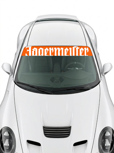 Coche con el parasol de vinilo Jagermeister naranja con el lettering en blanco a todo lo ancho instalado en el parabrisas