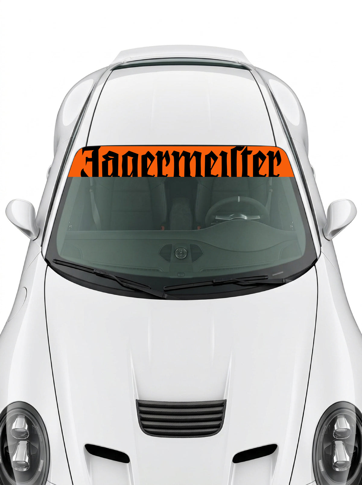 Coche con el parasol de vinilo Jagermeister naranja con el lettering en negro a todo lo ancho instalado en el parabrisas