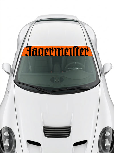 Coche con el parasol de vinilo Jagermeister naranja con el lettering en negro a todo lo ancho instalado en el parabrisas