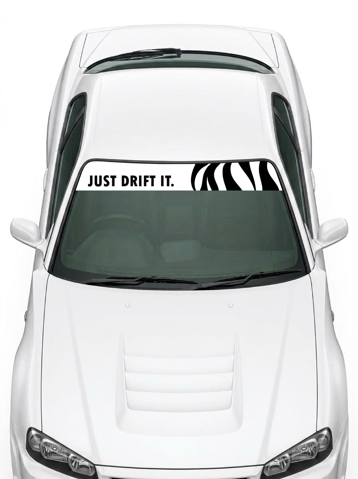 Coche con el parasol de vinilo Just Drift It blanco con el lettering JUST DRIFT IT en negro y el trazo cebra a la derecha instalado en el parabrisas