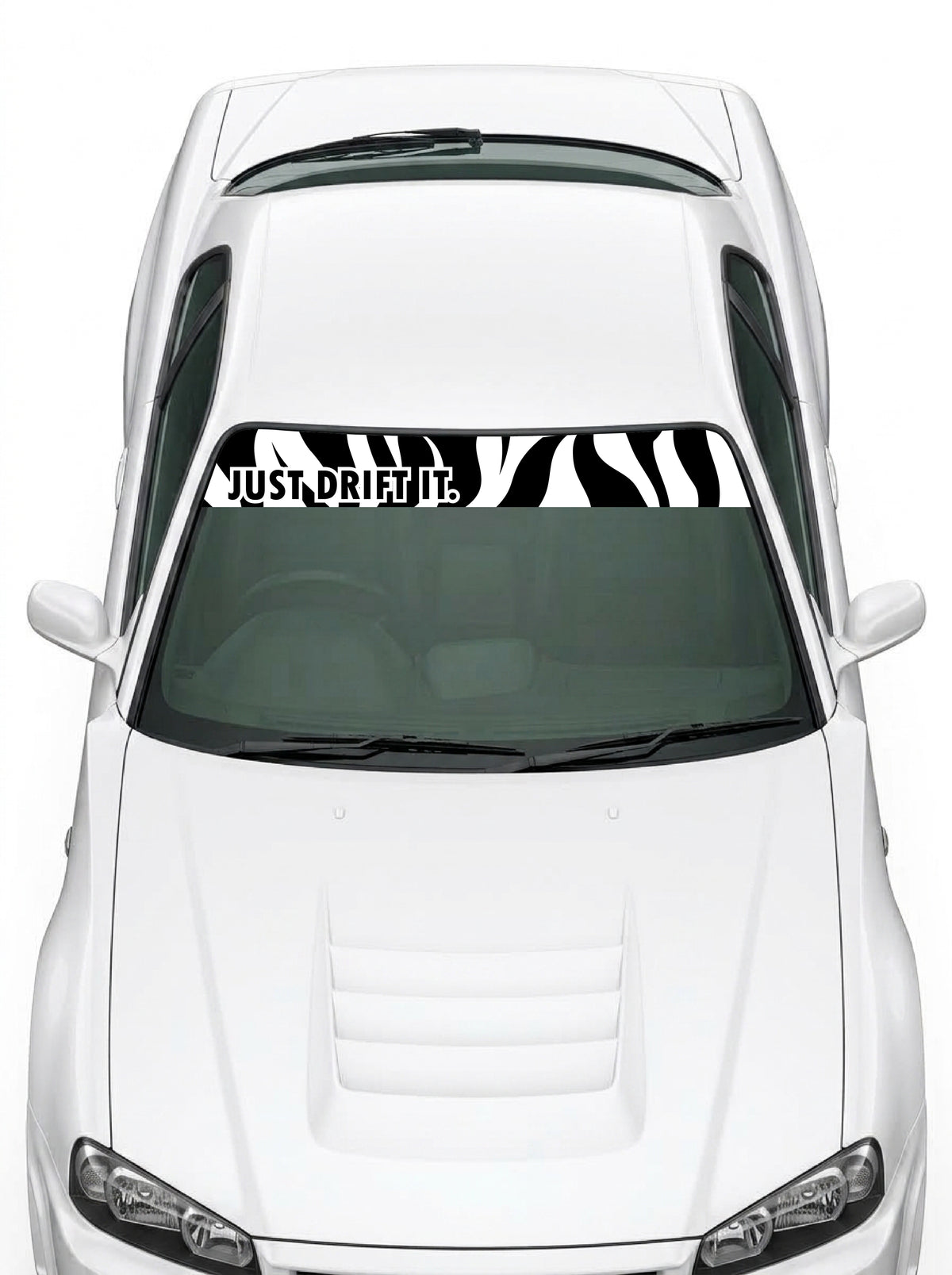 Coche con el parasol de vinilo Just Drift It negro con el lettering JUST DRIFT IT en blanco y el trazo cebra a la derecha instalado en el parabrisas