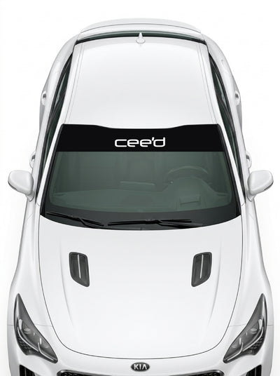 Coche con el parasol de vinilo Kia Cee'd negro con el lettering cee'd en blanco instalado en el parabrisas