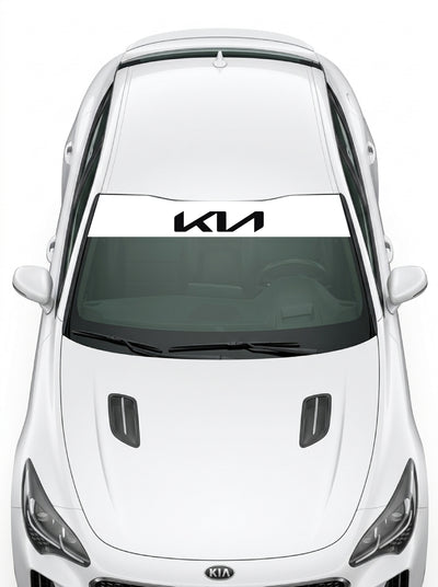 Coche con el parasol de vinilo Kia blanco con el logo KIA compacto en negro instalado en el parabrisas