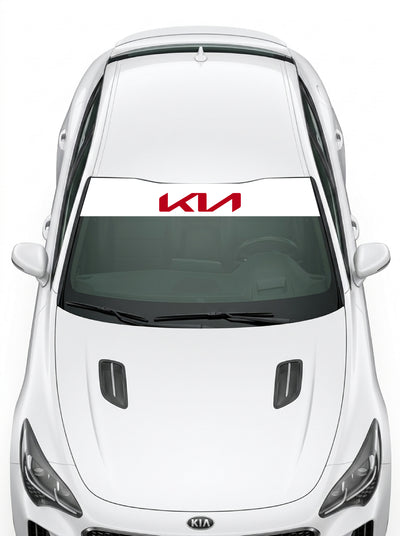 Coche con el parasol de vinilo Kia blanco con el logo KIA compacto en rojo instalado en el parabrisas