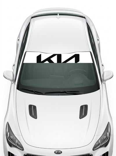 Coche con el parasol de vinilo Kia blanco con el logo KIA grande en negro instalado en el parabrisas