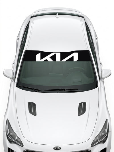 Coche con el parasol de vinilo Kia negro con el logo KIA grande en blanco instalado en el parabrisas