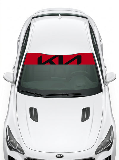 Coche con el parasol de vinilo Kia rojo con el logo KIA grande en negro instalado en el parabrisas