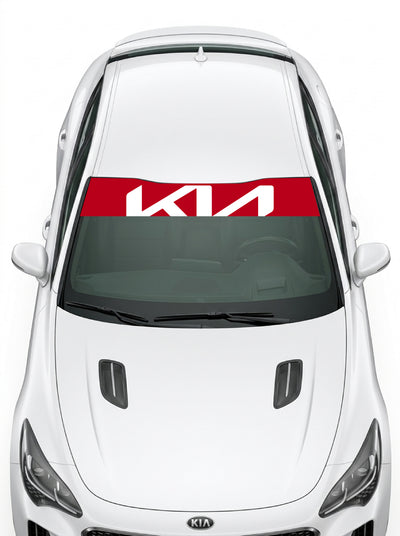 Coche con el parasol de vinilo Kia rojo con el logo KIA grande en blanco instalado en el parabrisas