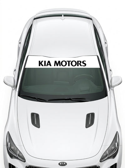 Coche con el parasol de vinilo Kia blanco con el lettering KIA MOTORS en negro instalado en el parabrisas