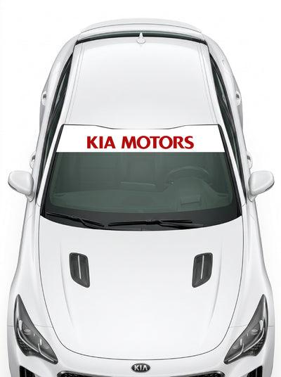 Coche con el parasol de vinilo Kia blanco con el lettering KIA MOTORS en rojo instalado en el parabrisas