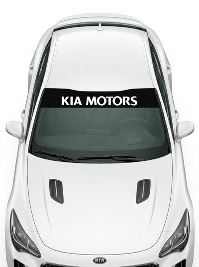 Coche con el parasol de vinilo Kia negro con el lettering KIA MOTORS en blanco instalado en el parabrisas