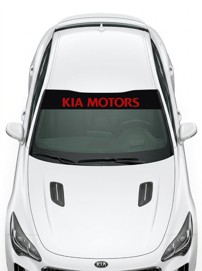 Coche con el parasol de vinilo Kia negro con el lettering KIA MOTORS en rojo instalado en el parabrisas