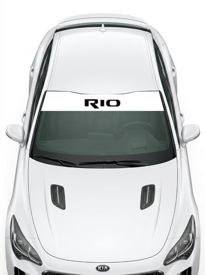 Coche con el parasol de vinilo Kia Rio blanco con el lettering RIO en negro instalado en el parabrisas