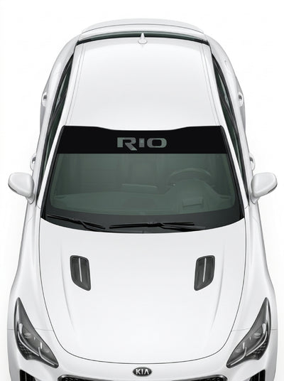 Coche con el parasol de vinilo Kia Rio negro con el lettering RIO en gris instalado en el parabrisas