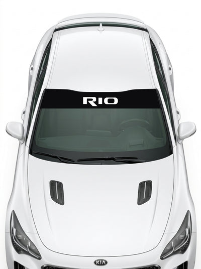 Coche con el parasol de vinilo Kia Rio negro con el lettering RIO en blanco instalado en el parabrisas