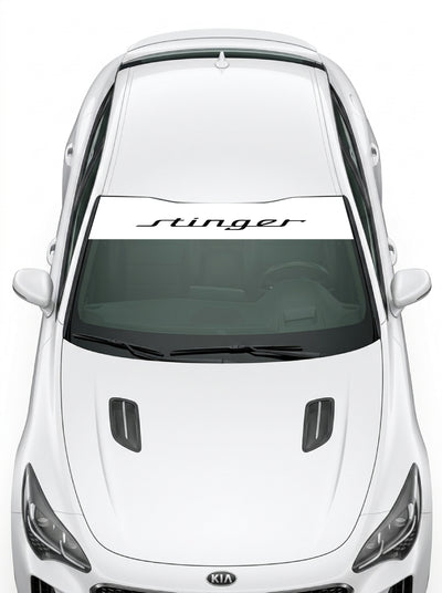 Coche con el parasol de vinilo Kia Stinger blanco con el lettering stinger en negro instalado en el parabrisas