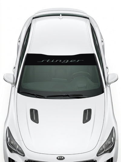 Coche con el parasol de vinilo Kia Stinger negro con el lettering stinger en gris instalado en el parabrisas
