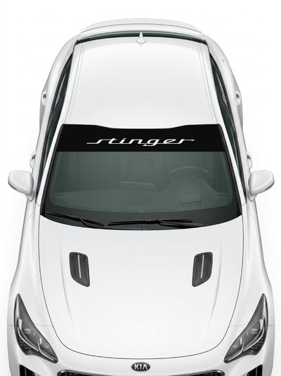 Coche con el parasol de vinilo Kia Stinger negro con el lettering stinger en blanco instalado en el parabrisas