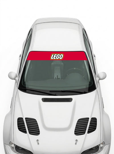 Coche con el parasol de vinilo LEGO rojo con el logotipo clasico de LEGO instalado en el parabrisas