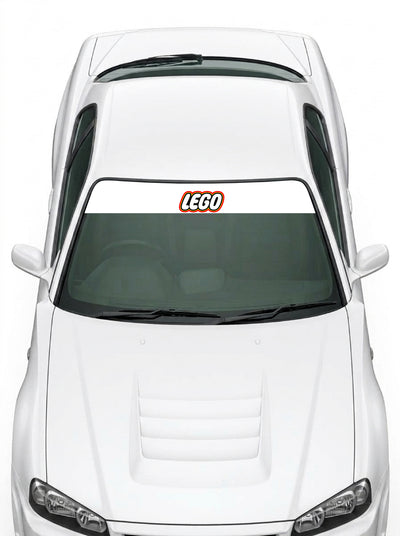 Coche con el parasol de vinilo LEGO blanco con el logotipo clásico de LEGO centrado instalado en el parabrisas