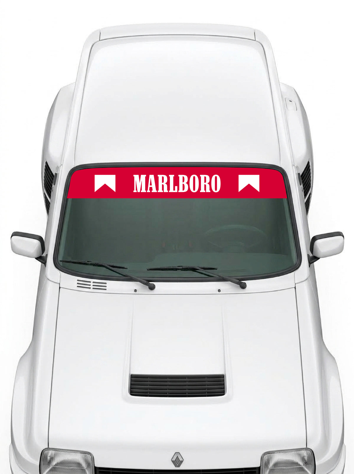 Coche con el parasol de vinilo Marlboro rojo con el lettering MARLBORO en blanco y los banderines blancos a los dos lados instalado en el parabrisas