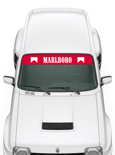 Coche con el parasol de vinilo Marlboro rojo con el lettering MARLBORO en blanco y los banderines blancos a los dos lados instalado en el parabrisas