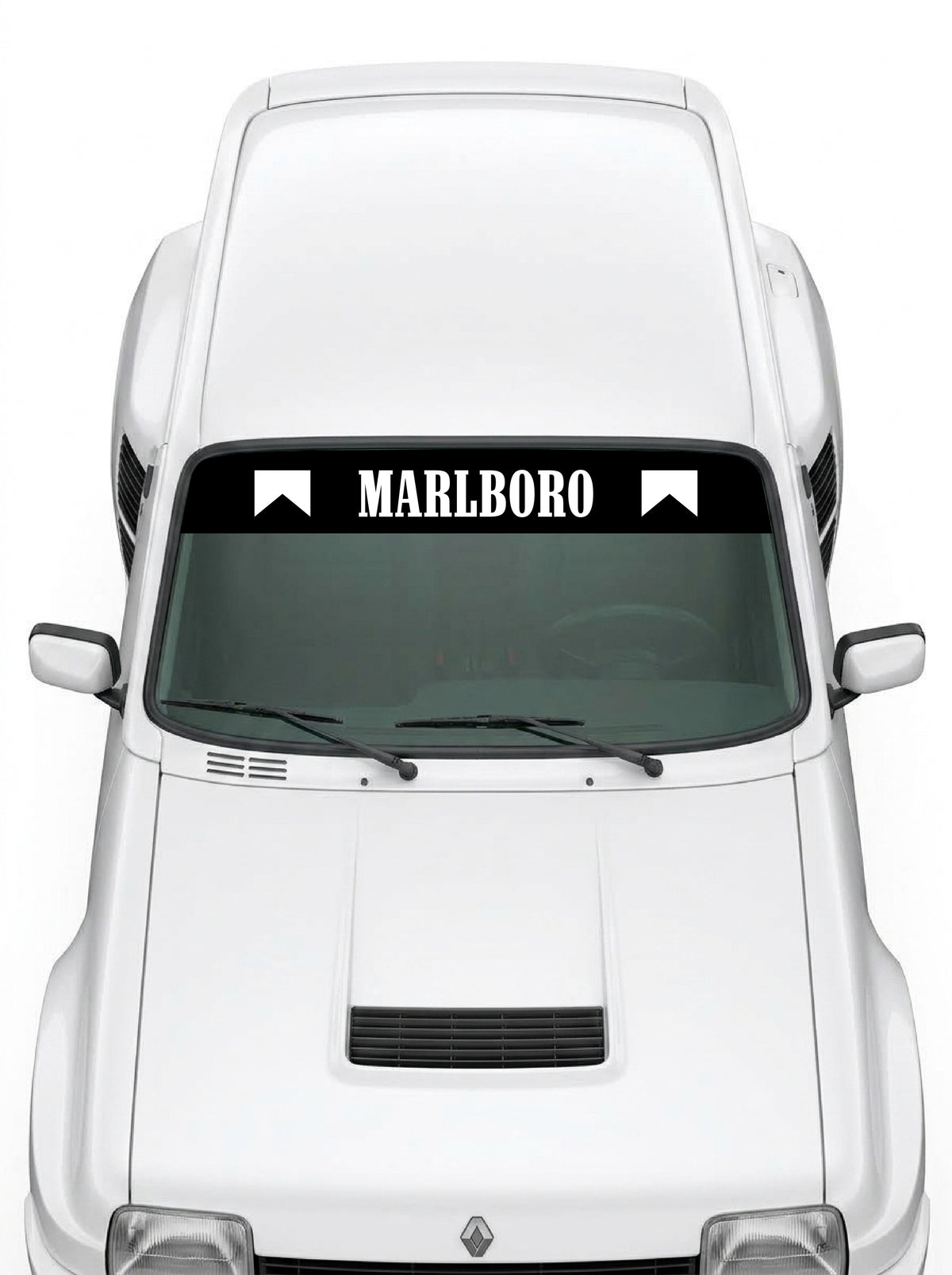 Coche con el parasol de vinilo Marlboro negro con el lettering MARLBORO en blanco y los banderines blancos a los dos lados instalado en el parabrisas