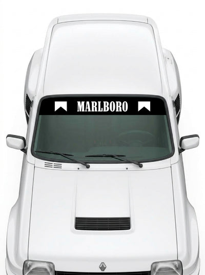 Coche con el parasol de vinilo Marlboro negro con el lettering MARLBORO en blanco y los banderines blancos a los dos lados instalado en el parabrisas