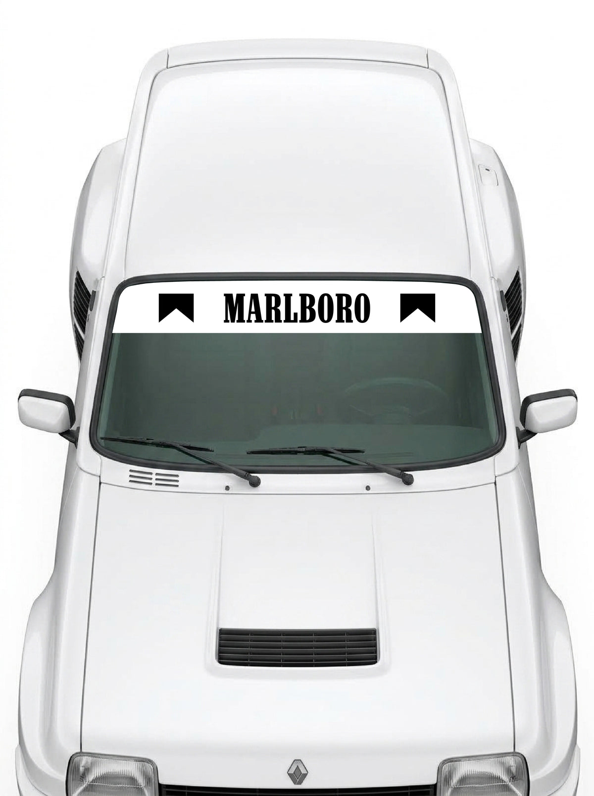 Coche con el parasol de vinilo Marlboro blanco con el lettering MARLBORO en negro y los banderines negros a los dos lados instalado en el parabrisas