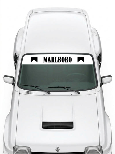 Coche con el parasol de vinilo Marlboro blanco con el lettering MARLBORO en negro y los banderines negros a los dos lados instalado en el parabrisas