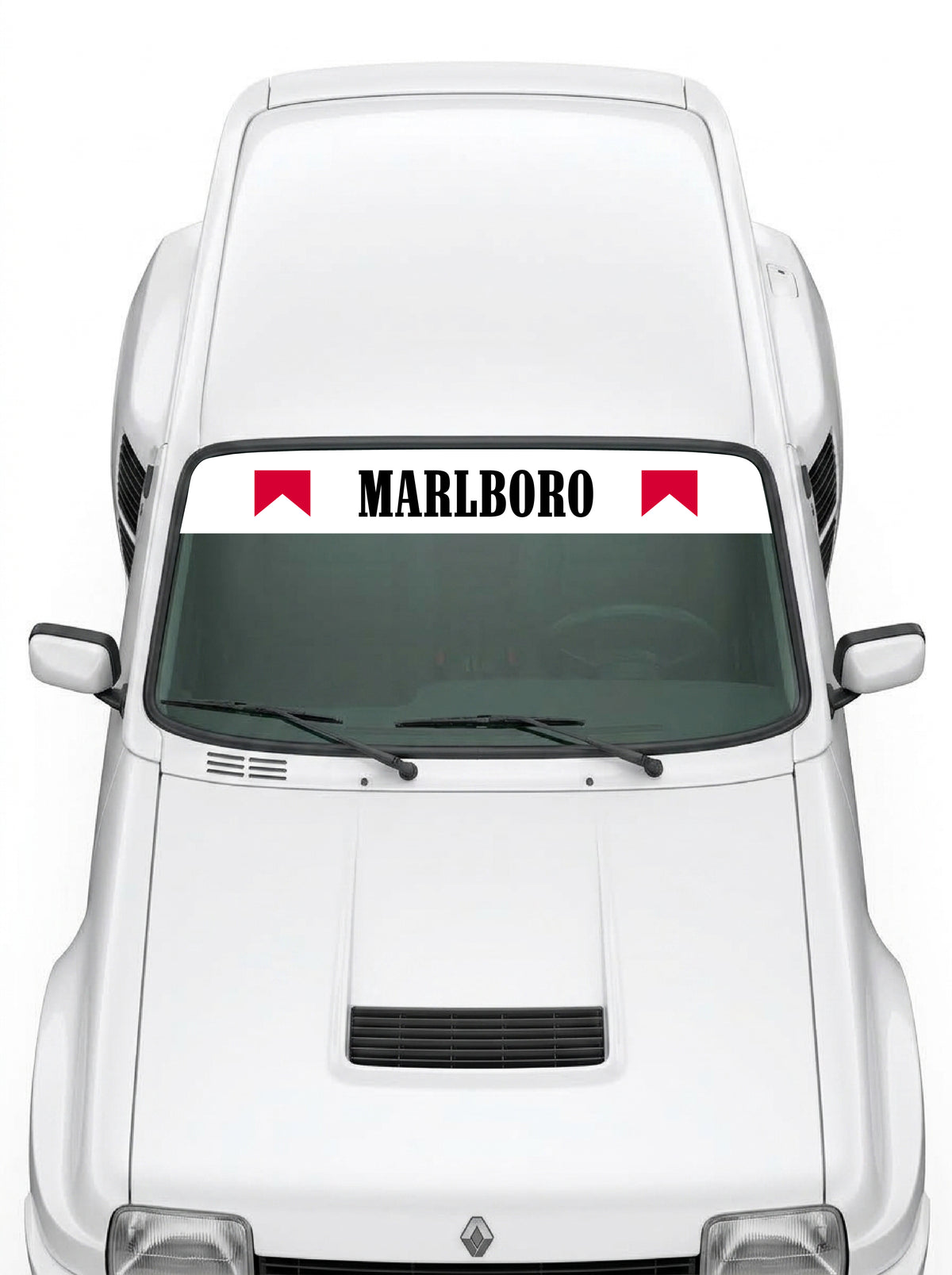 Coche con el parasol de vinilo Marlboro blanco con el lettering MARLBORO en negro y los banderines rojos a los dos lados instalado en el parabrisas