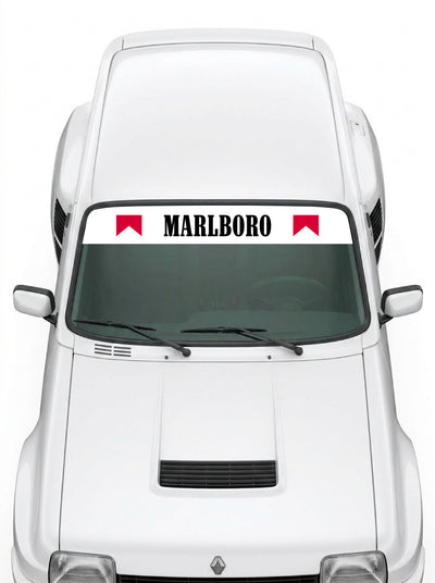 Coche con el parasol de vinilo Marlboro blanco con el lettering MARLBORO en negro y los banderines rojos a los dos lados instalado en el parabrisas