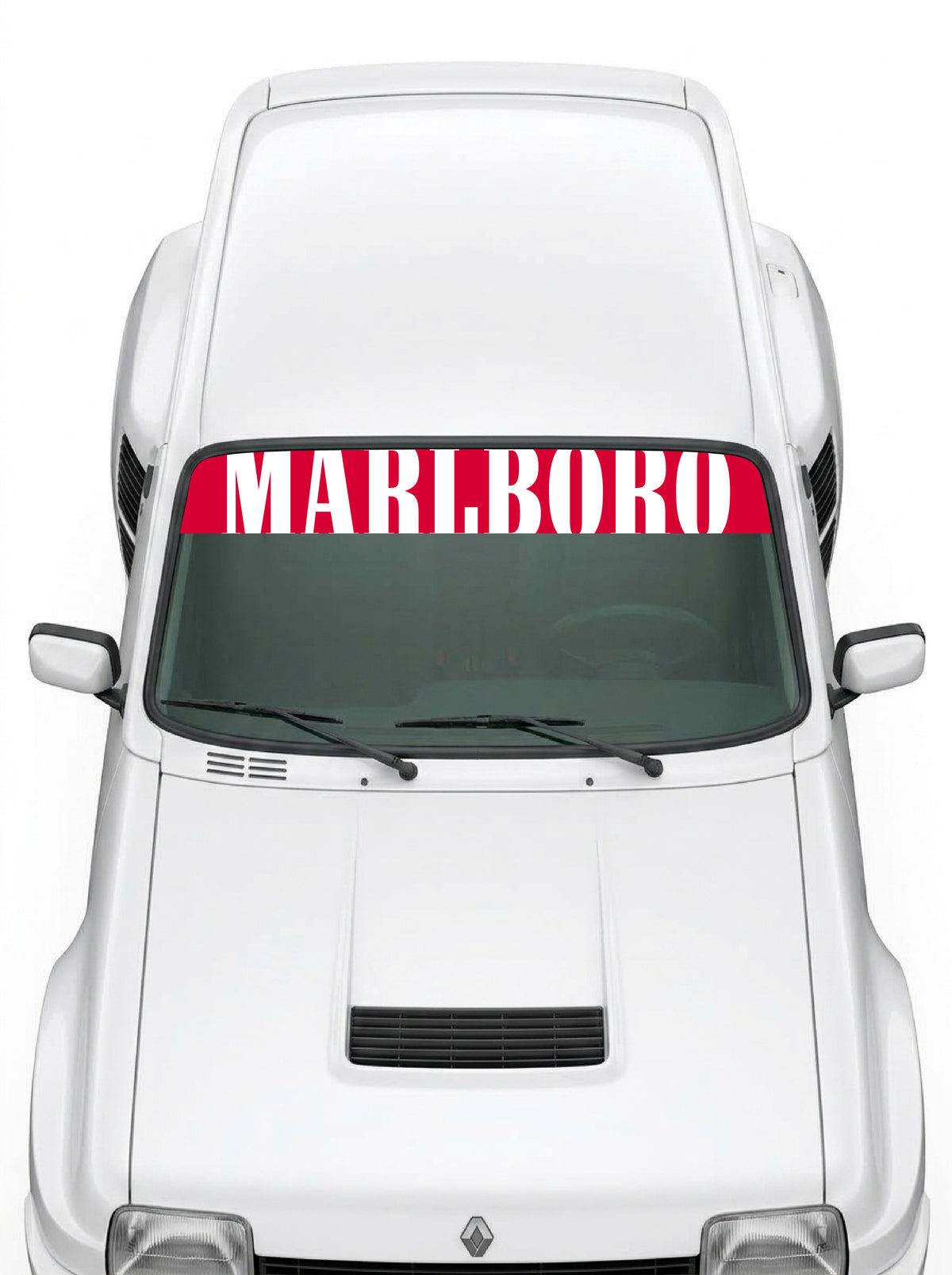Coche con el parasol de vinilo Marlboro rojo con el lettering MARLBORO en blanco a todo lo ancho instalado en el parabrisas