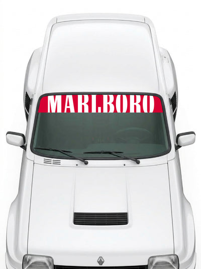 Coche con el parasol de vinilo Marlboro rojo con el lettering MARLBORO en blanco a todo lo ancho instalado en el parabrisas