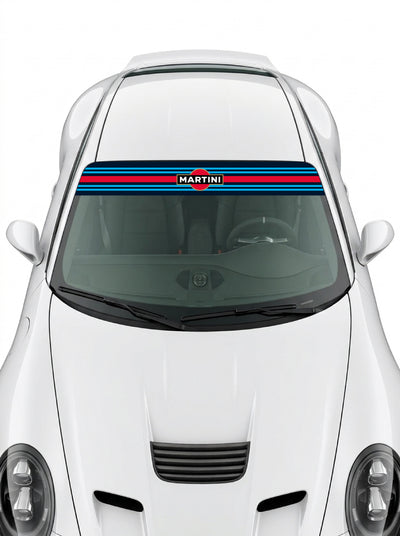 Coche con el parasol de vinilo Martini Racing azul marino con las franjas rectas y el sello circular de marco dorado en el centro instalado en el parabrisas