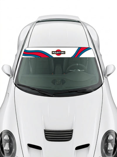 Coche con el parasol de vinilo Martini Racing blanco con las franjas onduladas azules y rojas y el logo Martini centrado instalado en el parabrisas