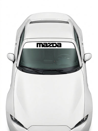 Coche con el parasol de vinilo Mazda blanco con el lettering MAZDA en negro instalado en el parabrisas