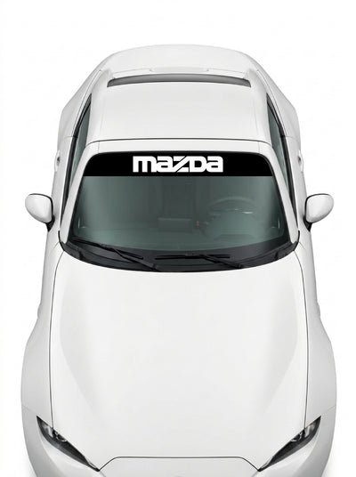 Coche con el parasol de vinilo Mazda negro con el lettering MAZDA en blanco instalado en el parabrisas