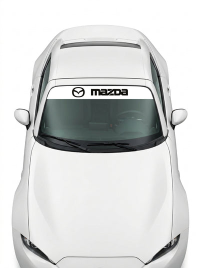Coche con el parasol de vinilo Mazda blanco con el emblema oval y el lettering MAZDA en negro instalado en el parabrisas