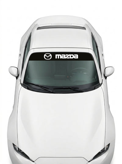 Coche con el parasol de vinilo Mazda negro con el emblema oval y el lettering MAZDA en blanco instalado en el parabrisas