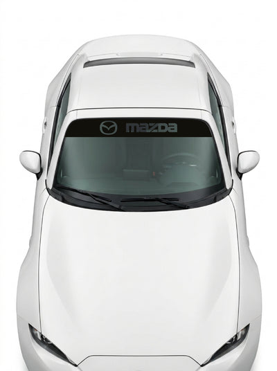 Coche con el parasol de vinilo Mazda transparente con el emblema oval y el lettering MAZDA recortados instalado en el parabrisas